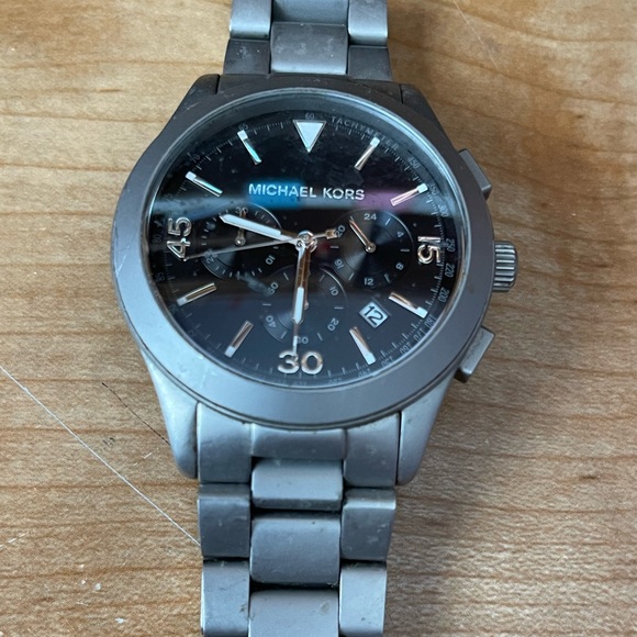 Michael Kors mens watch needs a battery other than that in great contion - Picture 3 of 3